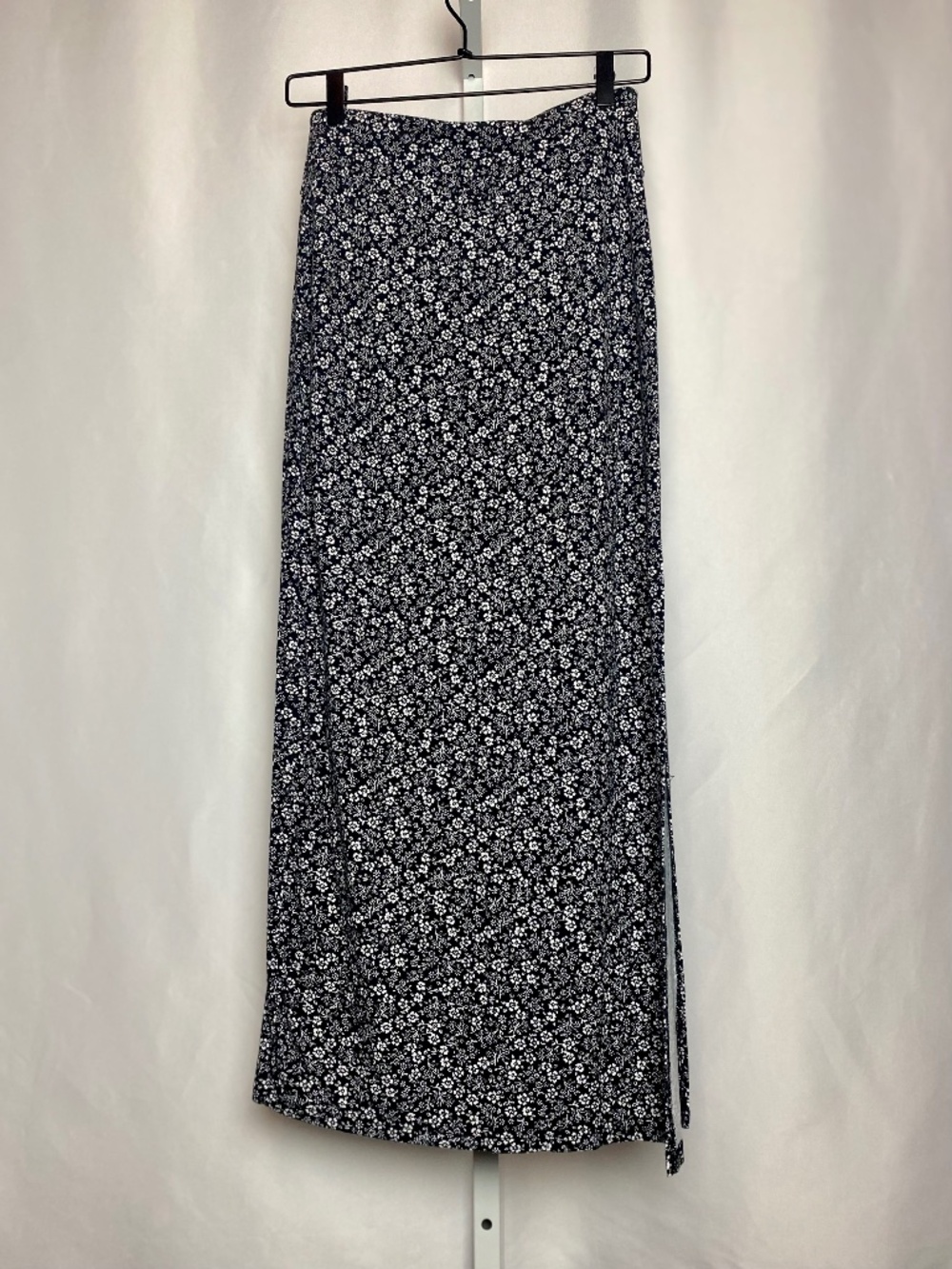 No Boundaries Womenʻs Black and White Floral Maxi Skirt with Side Slit Small